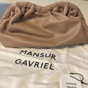 MANSUR GAVRIEL bag Lambskin Cloud Clutch Biscotto nude 🤎